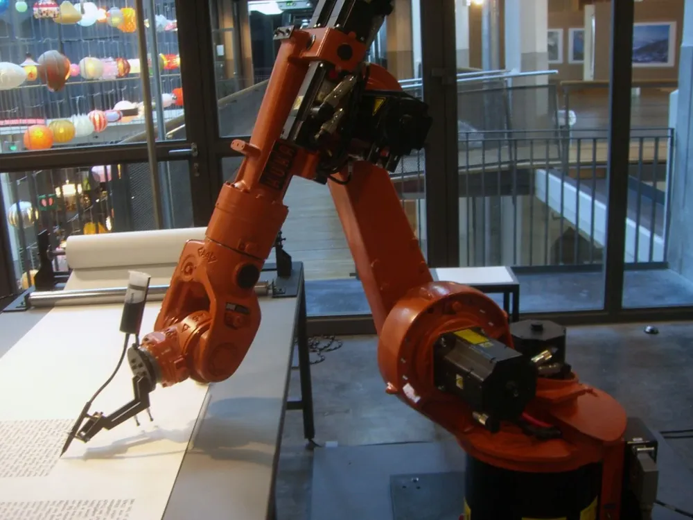 El robot KUKA transcribe la Biblia de forma autónoma.