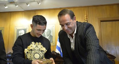 Ignacio Ruglio, presidente de Peñarol, le entregó a Leonardo Fernández una réplica del Estadio Campeón del Siglo en la renovación de su contrato con el club&nbsp;