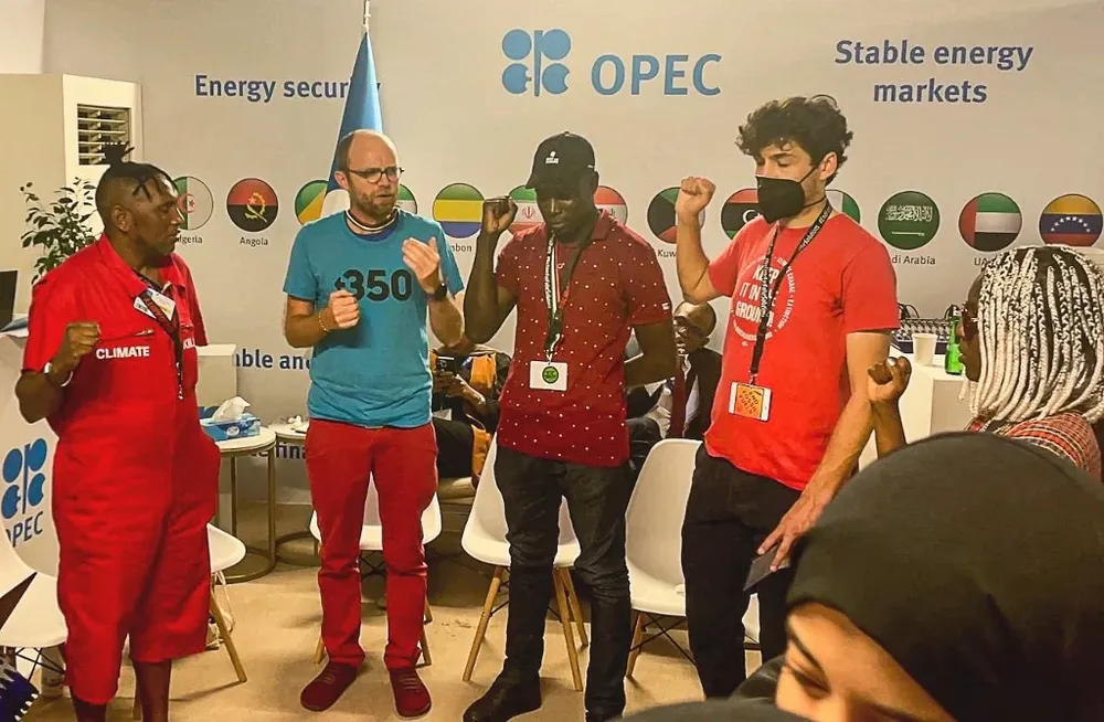 Activistas climáticos protestan en la carpa de las Naciones Unidas en la cumbre de la COP28.