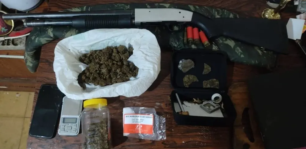 Drogas y una de las armas incautadas al grupo que vendía drogas en Ciudad de la Costa