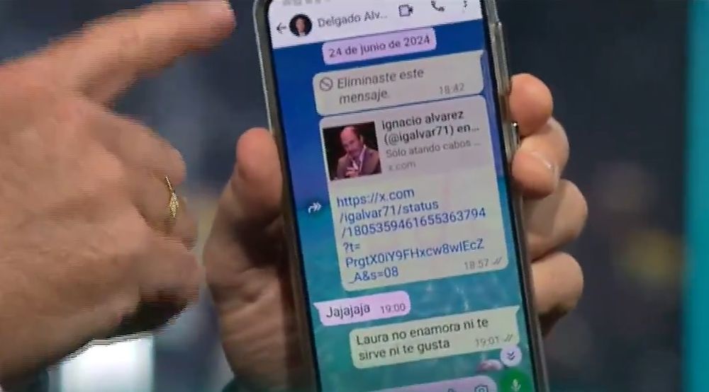 Nacho Álvarez mostrando el chat en Santo y seña