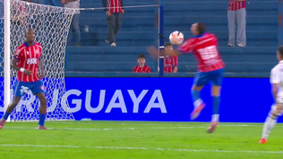 Momento en el que la pelota pega en el brazo de Rodrigo Muniz dentro del área de Central Español