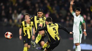 Ignacio Sosa y Mathías Arezo en gol anulado por posición adelantada del delantero