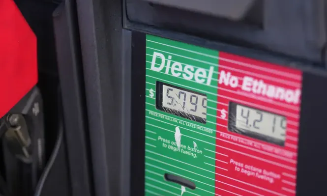 Crece el descontento en EEUU por el precio del combustible: por qué podría ser el talón de Aquiles de Trump en las midterms