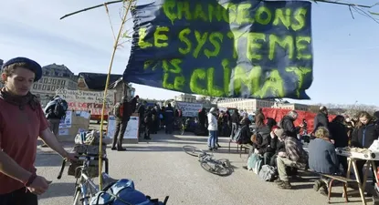 En Francia miles de personas burlaron la prohibición a manifestarse que rige desde los atentados en París.
