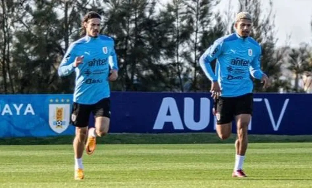 Edinson Cavani y Ronald Araujo en el Complejo Celeste