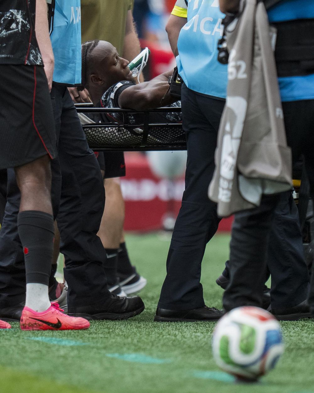 Ismael Kone al ser retirado en camilla tras su fractura