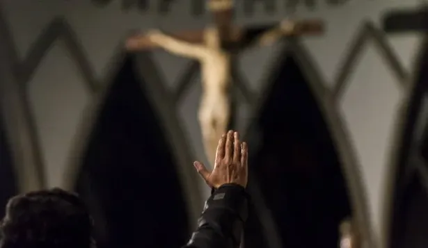 El papa, asediado