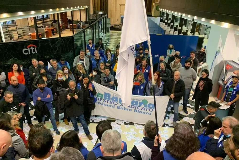 Días atrás AEBU reclamó en Buenos Aires por despidos en el Citi y sumó apoyo de su par La Bancaria de Argentina.