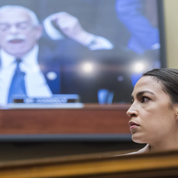 Alexandria Ocasio-Cortez escuchando a Gerry Connolly en el Comité de Supervisión de la Cámara de Representantes en 2019.