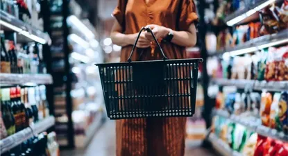 Una mujer hace compras en el supermercado.
