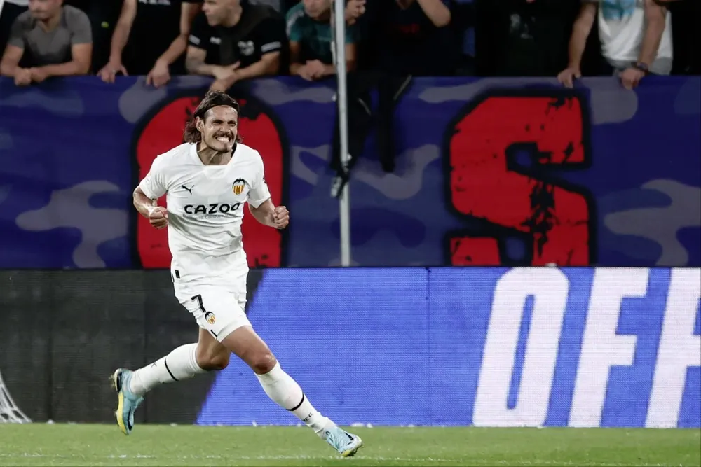 Cavani celebra ante Osasuna