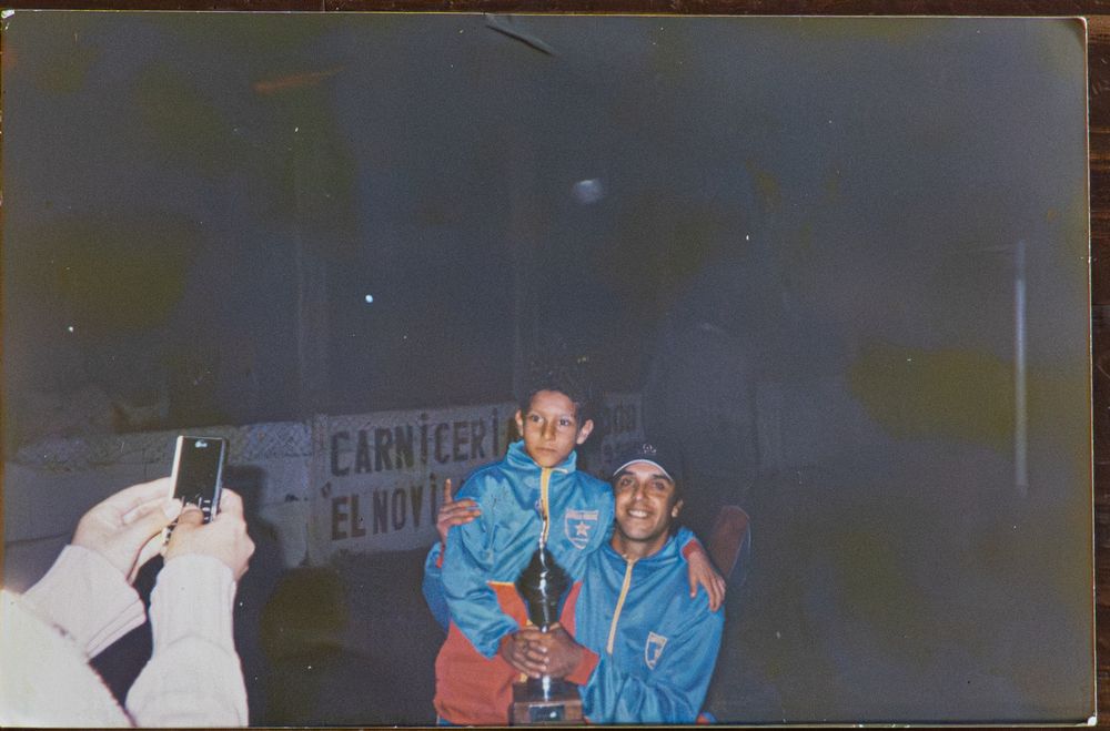 Sebastián Cáceres y una de las copas ganadas en baby fútbol con Estrella Federal Sebastián Cáceres y una de las copas ganadas en baby fútbol con Estrella Federal