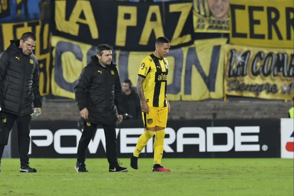 Kevin Méndez salió así lesionado