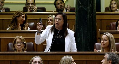 La diputada del PP, Ana Vázquez, muestra un espray de gas pimienta como el que usan las mujeres en Ceuta, y fue expulsada del recinto del Congreso.&nbsp;
