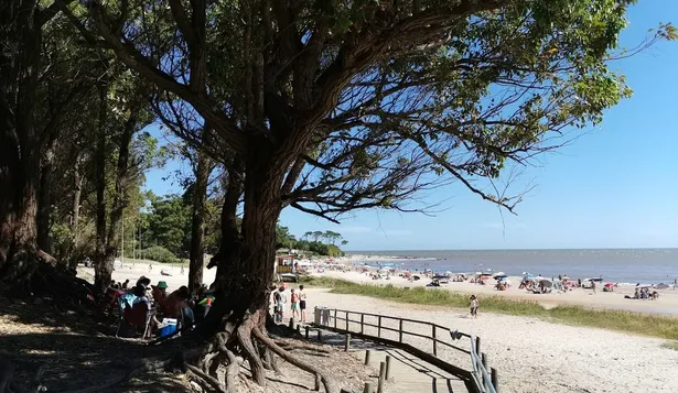 Una de las bajadas de la playa Mansa en Atlántida, cercana a la Expo Platea.