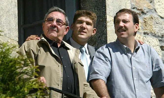 Raúl Castro acompañado de su nieto Raúl Guillermo y su hijo Alejandro Castro Espín.