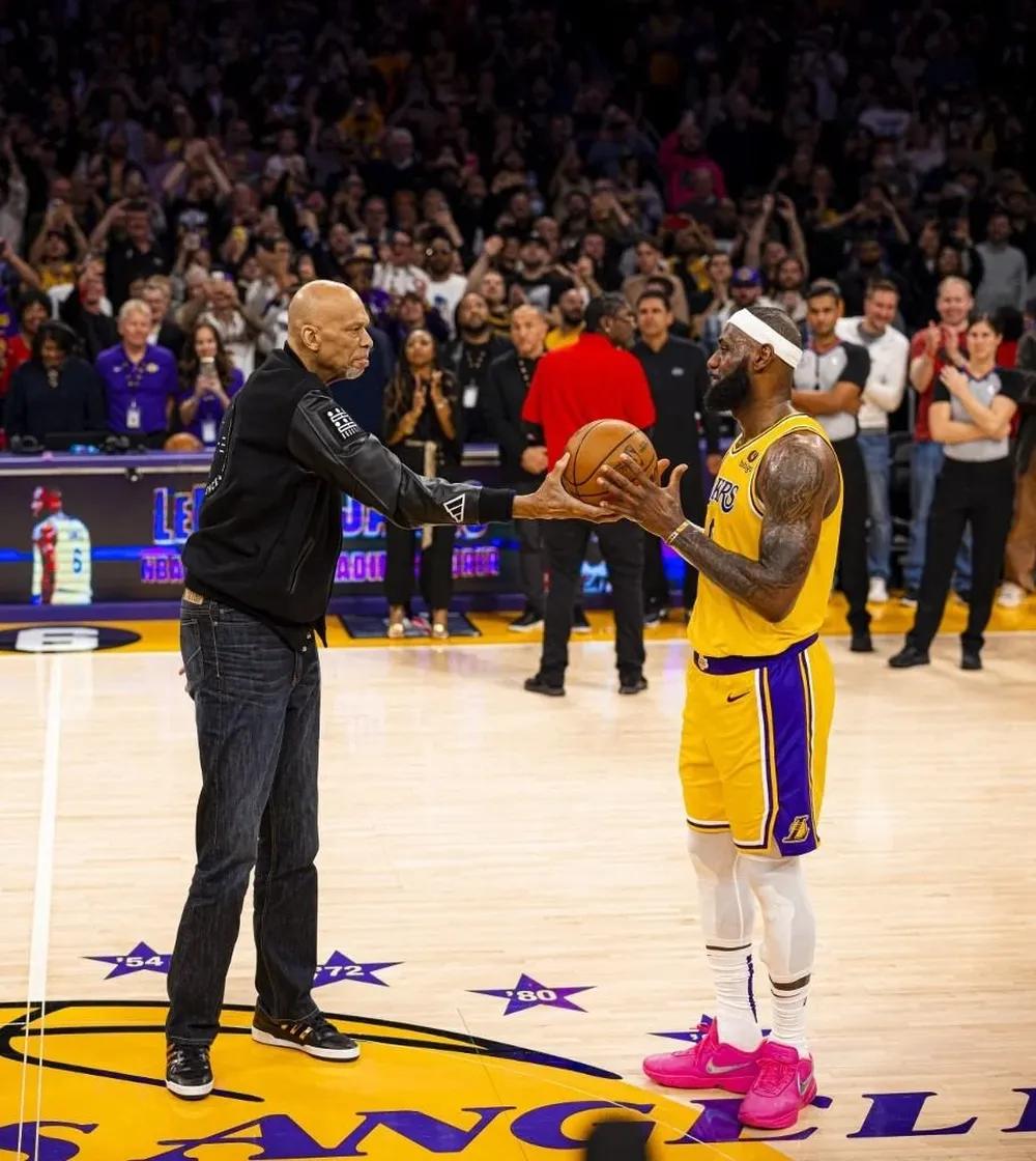 Kareem Abdul-Jabbar le da la pelota a LeBron