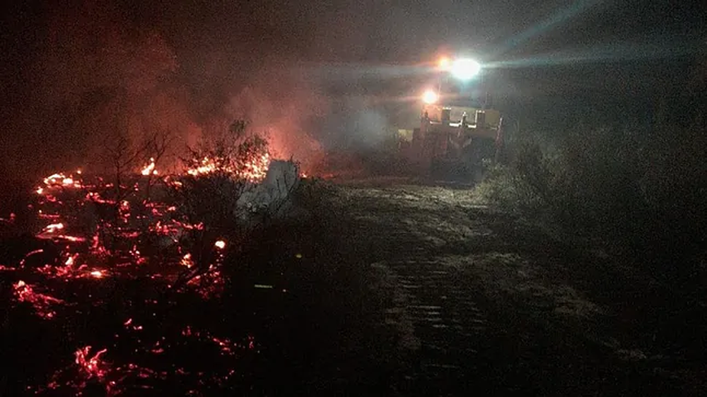 Los equipos de extinción de incendios trabajan en La Estrella durante la noche. (Archivo)