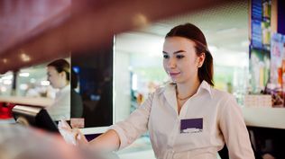 Descubre este increíble empleo que ofrece 30 dólares por hora en una de las cadenas más importantes de Estados Unidos.