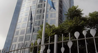 Argentina demora decisión sobre YPF en medio de ofensiva del gobierno español