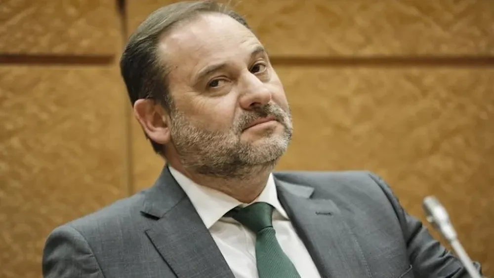 Si Ábalos no renuncia a su acta de diputado en el Congreso en el plazo de 24 horas que le ha dado su propio partido y que finaliza el martes por la mañana, será expulsado del grupo parlamentario socialista, según han anunciado fuentes de Ferraz, por lo que la única opción que le quedaría al exministro para seguir de parlamentario sería formar parte del grupo mixto