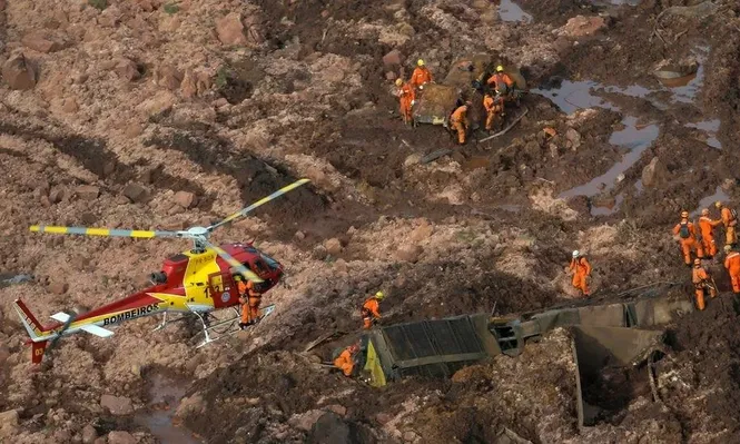 El Cuerpo de Bomberos y la Defensa Civil realizan las labores de búsqueda y rescate en la presa de Brumadinho (foto archivo)