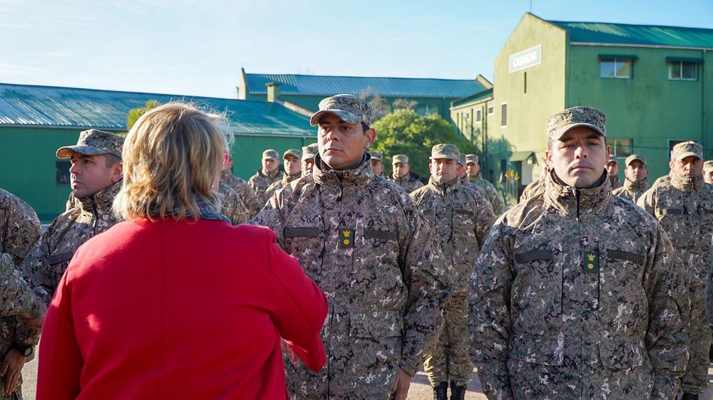 Despedida del relevo de soldados a cargo de la ministra de Defensa, Sandra Lazo
