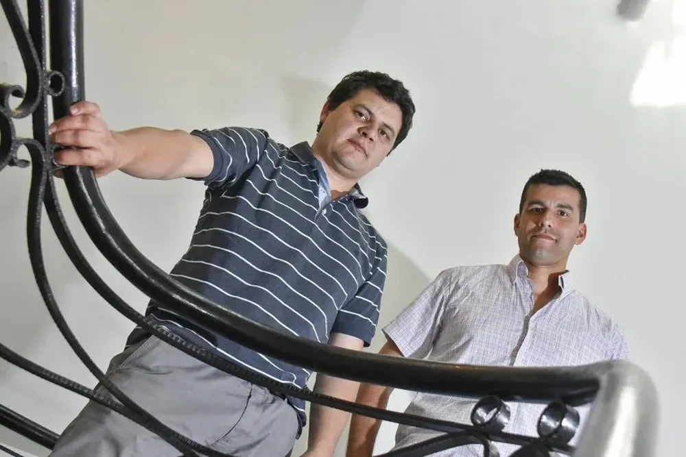 Thomas de Assis y Néstor Ríos, integrantes de Sin Tropiezo