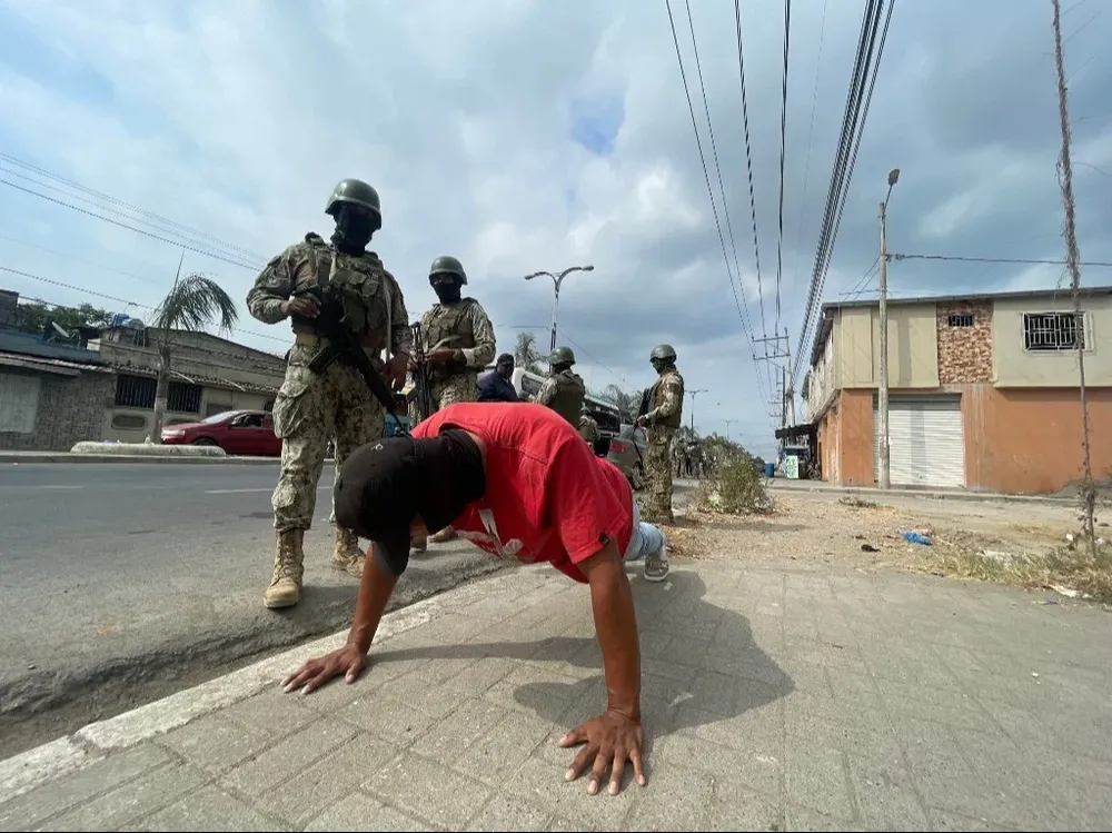 Soldados controlan las calles en un operativo conjunto con la policía en la ciudad ecuatoriana de Durán.