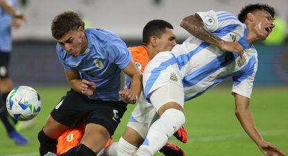 Juan Rodríguez, Agustín Ruberto y el golero uruguayo Kevin Martínez en el momento del choque que le provocó una lesión al argentino en el Sudamericano sub 20 de Venezuela