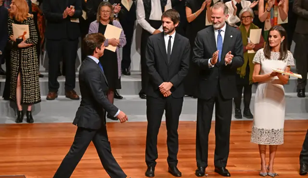 Los reyes Felipe y Letizia le entregan el Premio Nacional de Tauromaquia (2023) a El Juli acompañados de Ernest Urtasun, ministro de Cultura, y Jordi Martí Grau, secretario de Estado