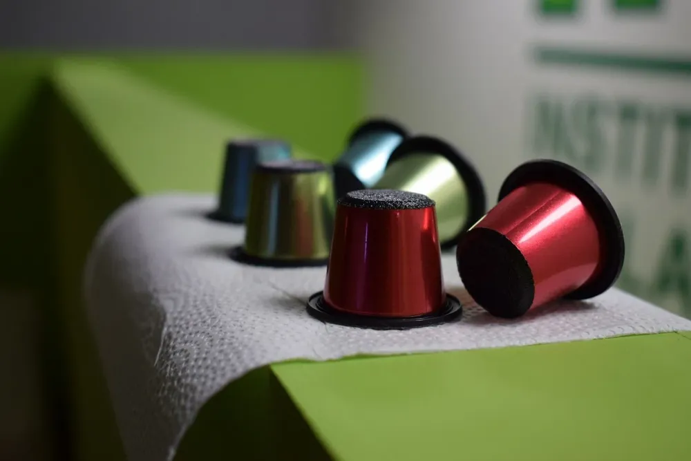 Las cápsulas vienen en tres sabores: yerbas serranas (el más característico de Argentina), frutos rojos y chai.