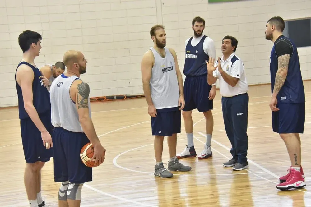 Signorelli detiene el trabajo para dar indicaciones ante la mirada de sus jugadores