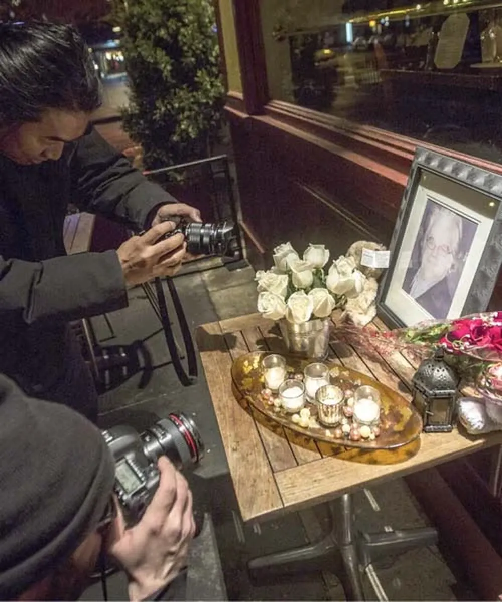Los fans se acercaron al apartamento del actor para dejar flores