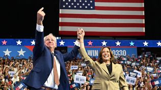 Kamala Harris y su compañero de fórmula, Tim Walz, en un acto en Arizona el 9 de agosto