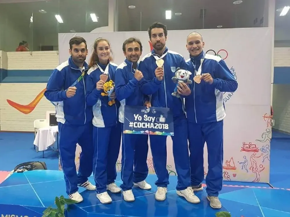 El equipo uruguayo de taekwondo con sus medallas