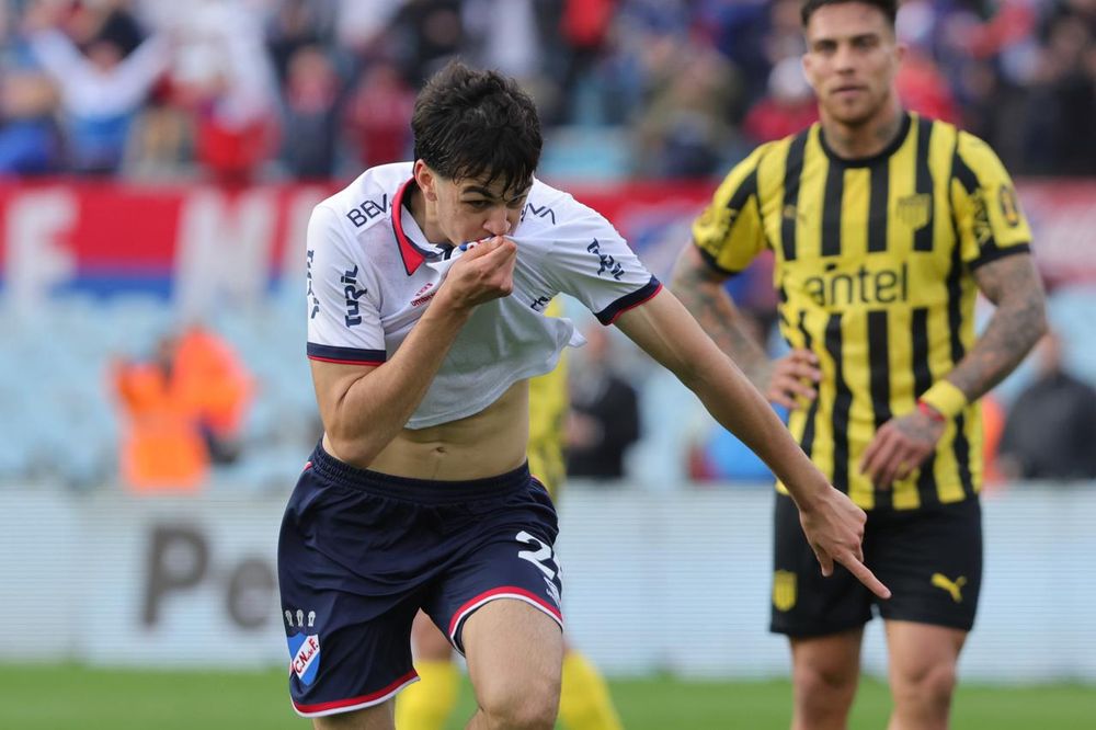 Gonzalo Petit celebra su golazo para el empate de Nacional ante Peñarol en la final del Torneo Intermedio