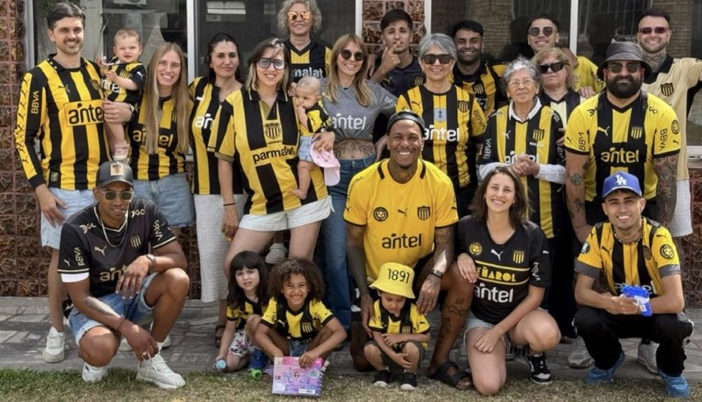 Abel Hernández subió una foto junto a su familia cercana con la camiseta de Peñarol&nbsp;