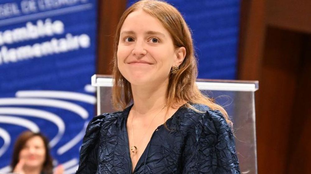 Sosa recogiendo un premio para su madre en el Parlamento Europeo en 2024.