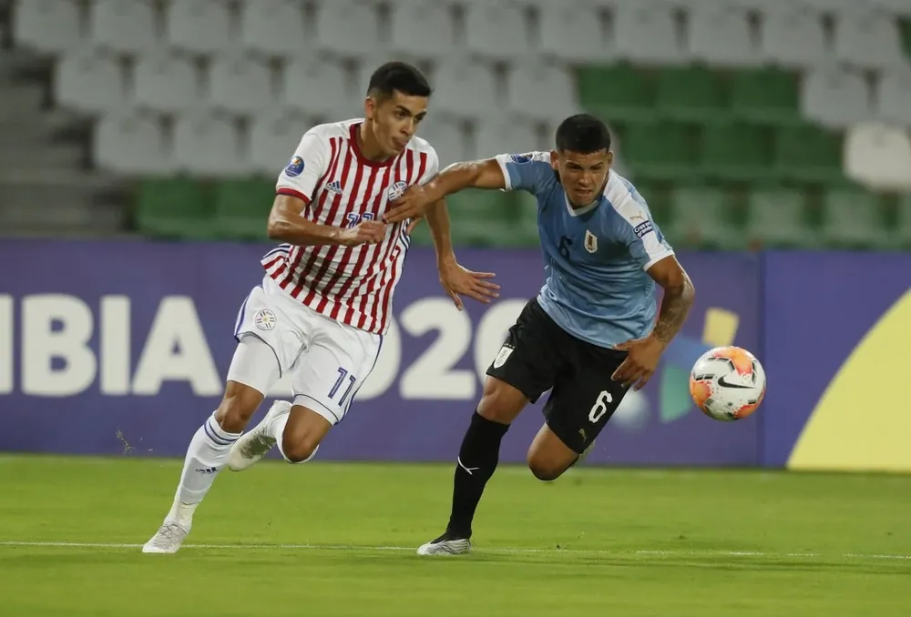 Jesús Medina junto al uruguayo Maxi Araújo durante el Preolímpico de 2020