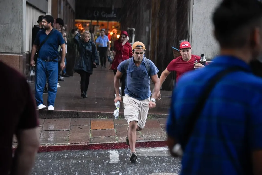 El rango de temperatura esperado en Montevideo, de acuerdo al pronóstico en la página web de Inumet, va desde una mínima de 16 °C a una máxima de 25 °C