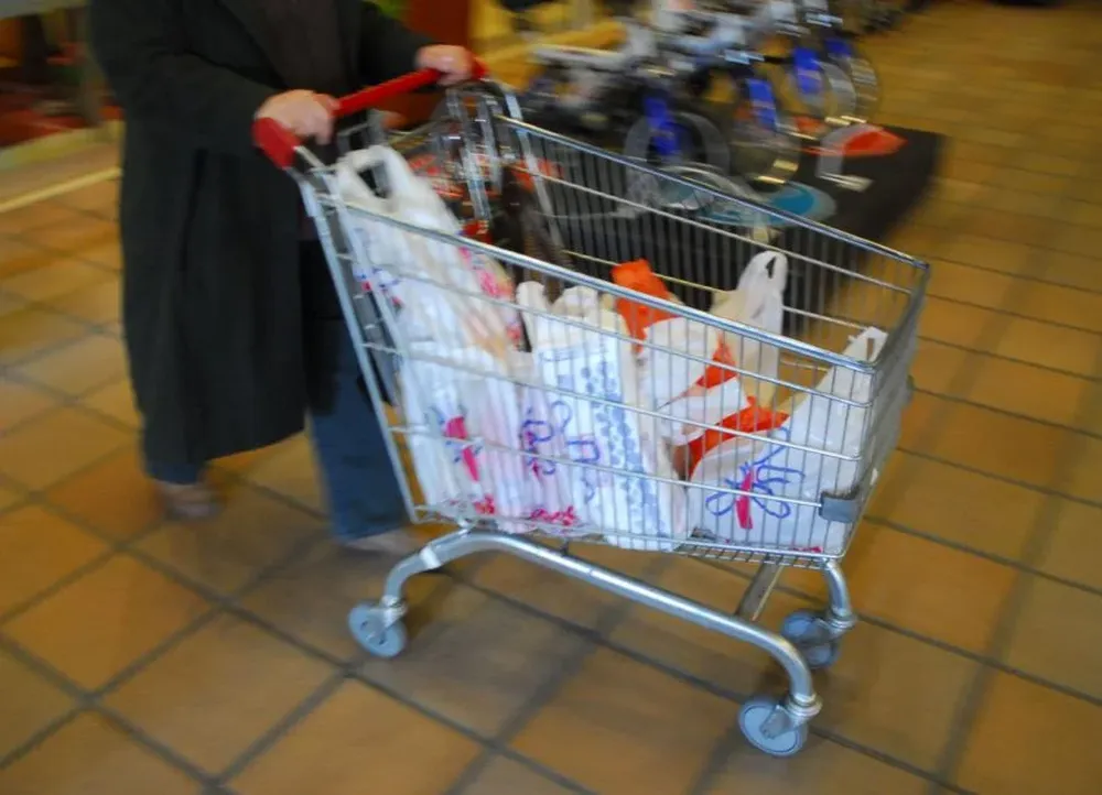 Las compras suelen ser más costosas en los meses de intensa actividad turística