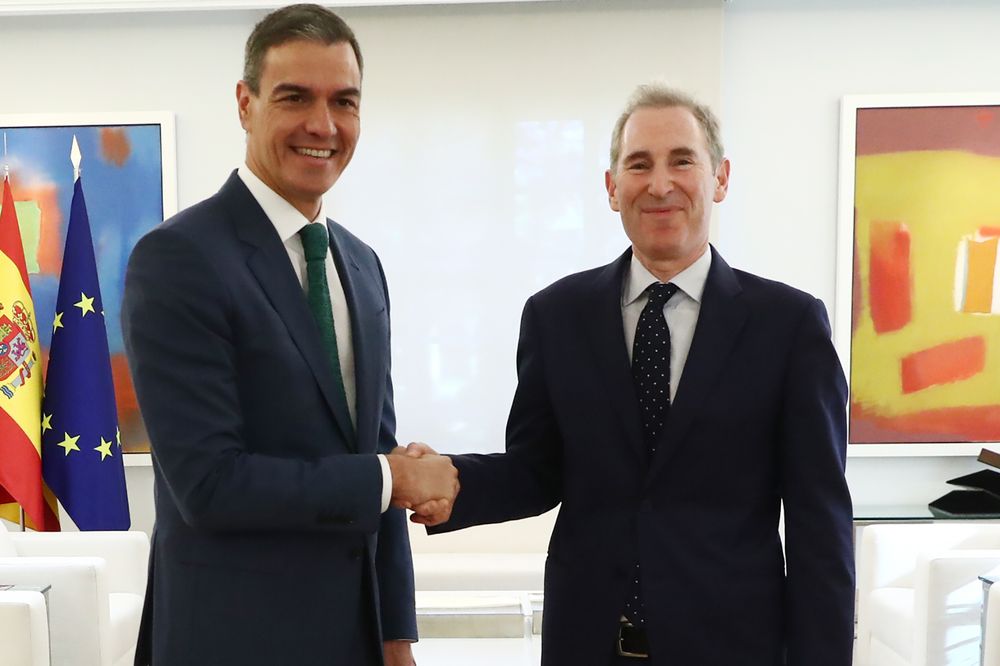 Imágenes del encuentro entre el presidente del Gobierno, Pedro Sánchez, y el presidente y consejero delegado de Amazon, Andy Jassy