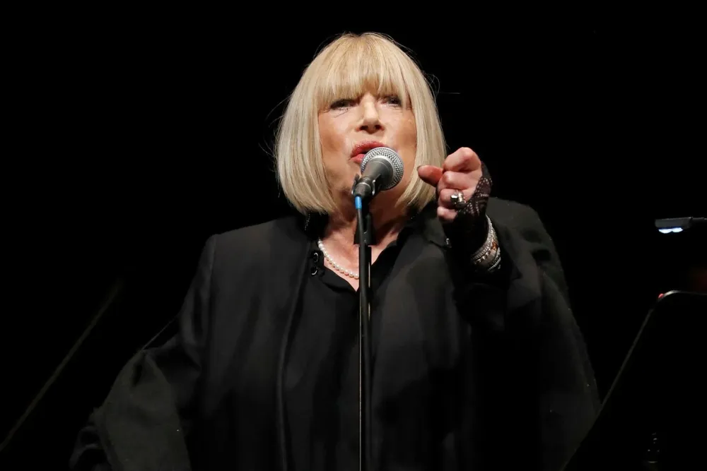 Marianne Faithfull está hospitalizada desde hace un año por covid persistente