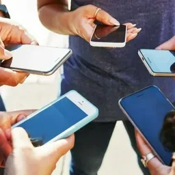 Esto sucedió en dos liceos y dos UTU tras prohibirles el uso del celular: baja de violencia y más atención