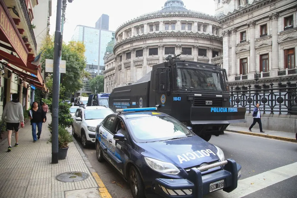 Efectivos de la Policía Federal se despliegan frente al edificio del Congreso el día de la Marcha Universitaria.