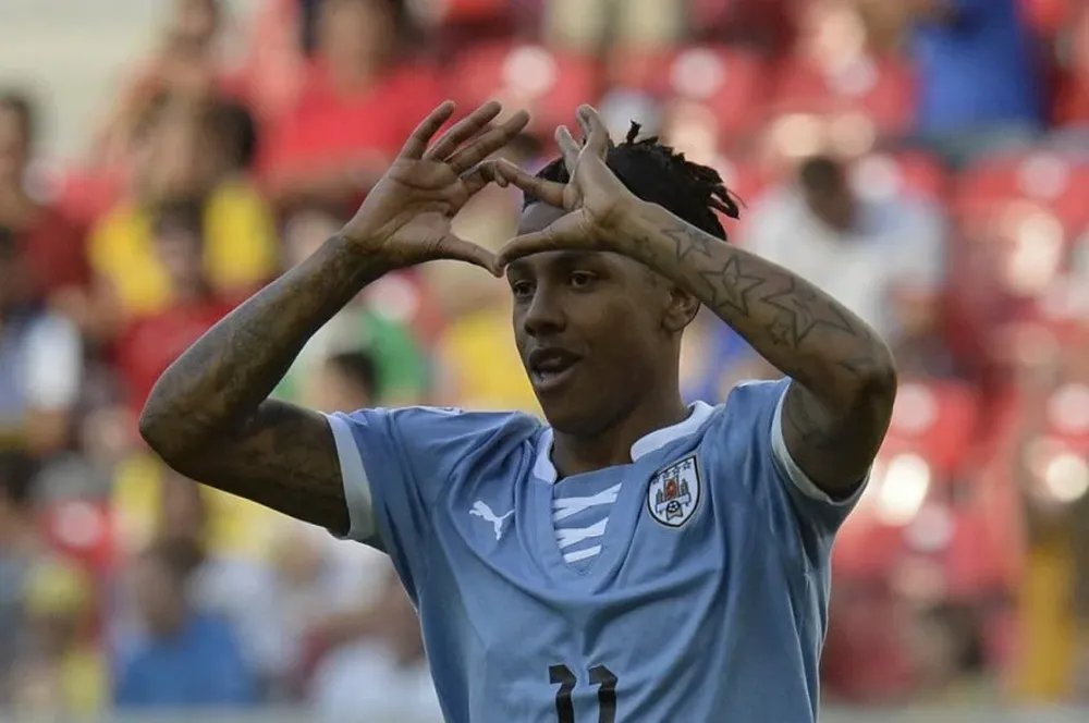 Abel Hernández regresa a la titularidad en Uruguay