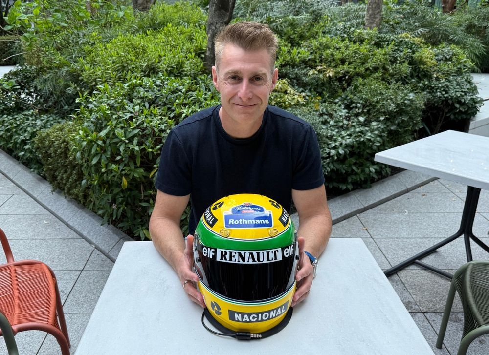Darren Jack con su casco de Aytron Senna
