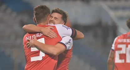 Alfonso Trezza parece agradecerle a Bergessio por un nuevo gol y un nuevo triunfo de Nacional